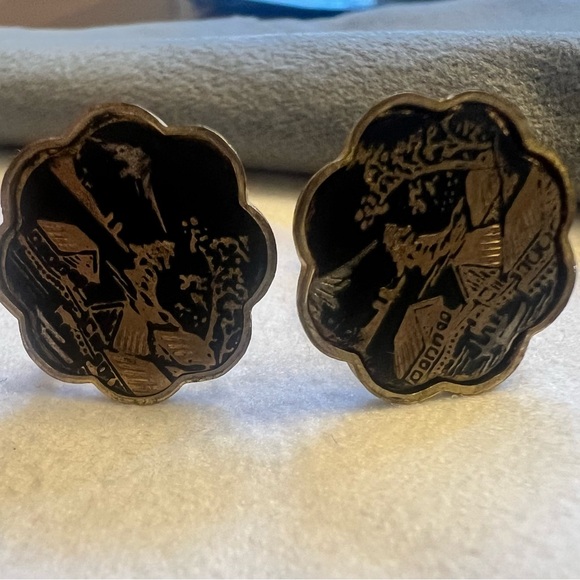 Jewelry - Vintage Japanese Damascene Black and Gold toned Metal Screw back Earrings.